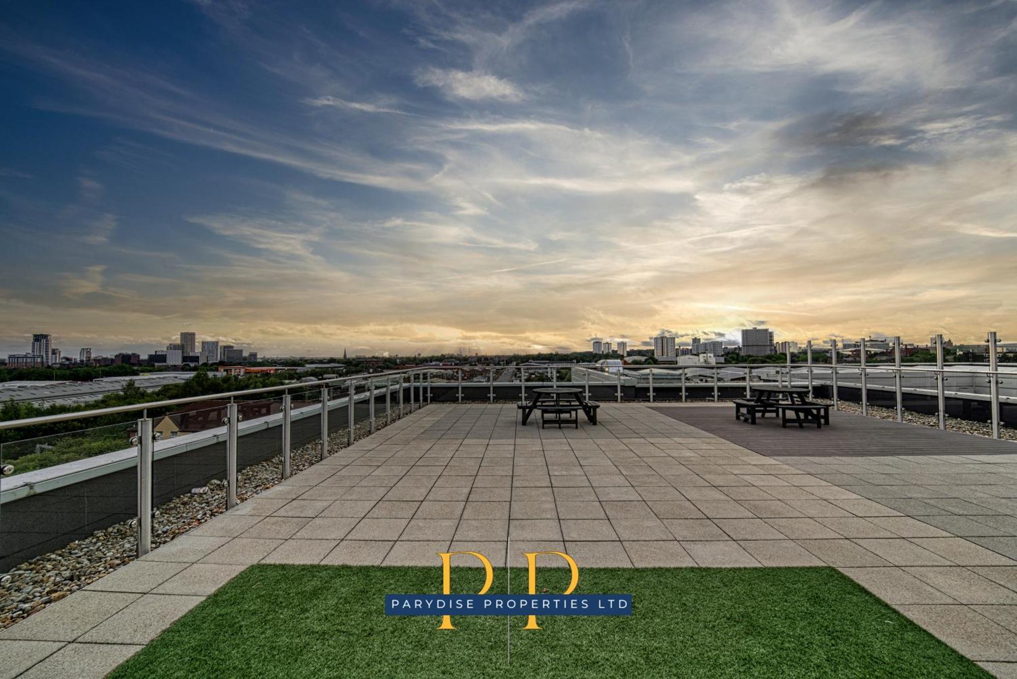 The Middlewood Plaza Suite - By Parydise Properties - Business Or Leisure Stays, Central Location, Sleeps 4, Salford Μάντσεστερ Εξωτερικό φωτογραφία
